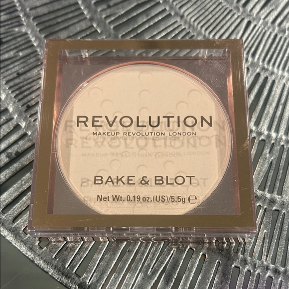 Makeup Revolution Bake & Blot Powder - Translucent NWT - Picture 1 of 4